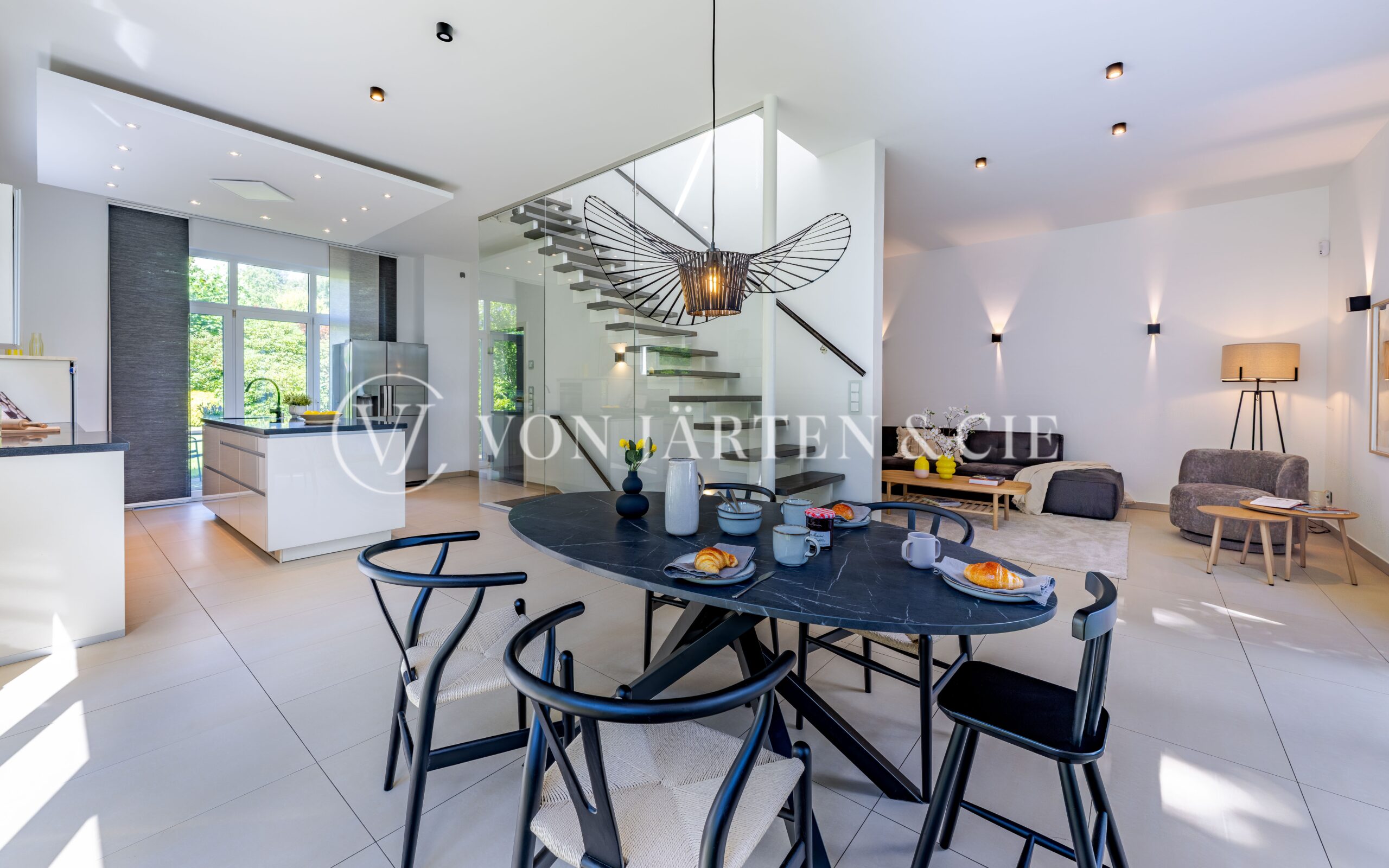 Design trifft Behaglichkeit – stilvolles Einfamilienhaus mit Garten und Dachterrasse!