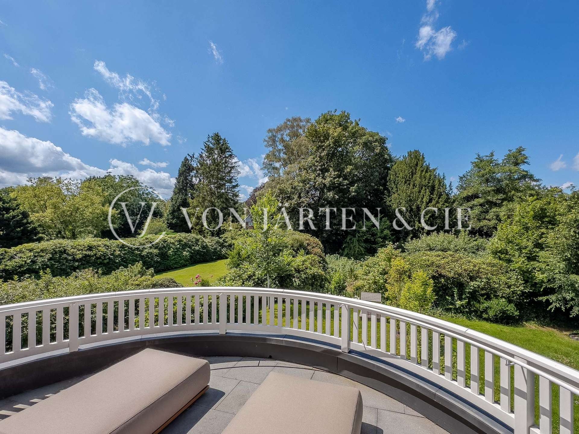 Balkon mit Sicht in den Garten