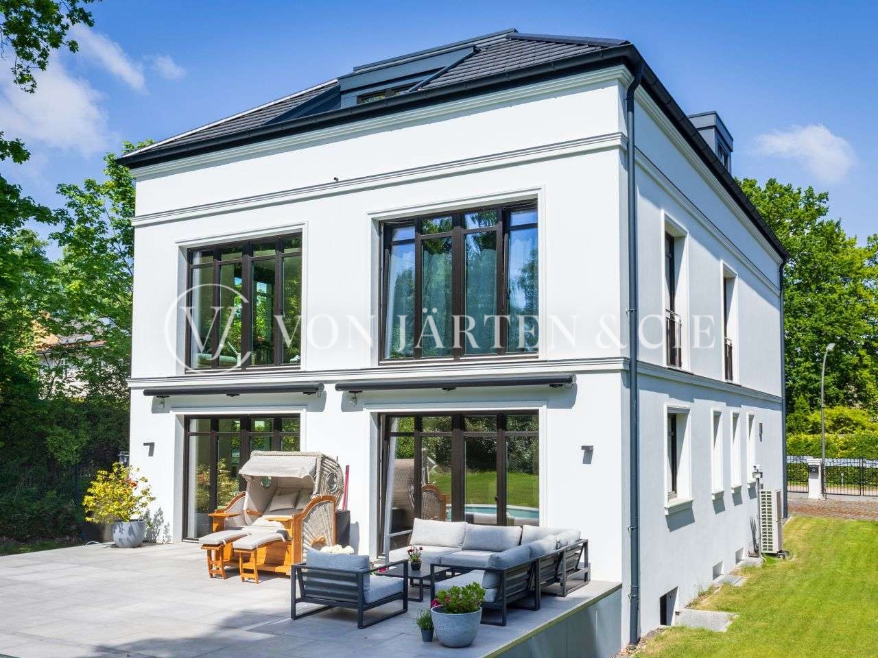 Rückansicht mit sonniger Terrasse