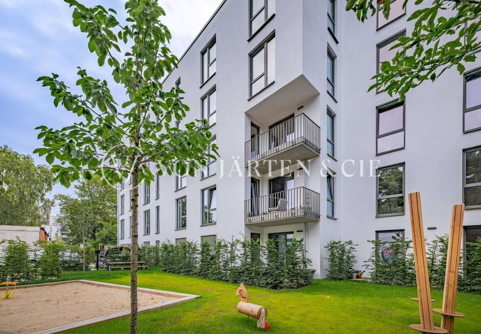 Objektansicht mit Garten
