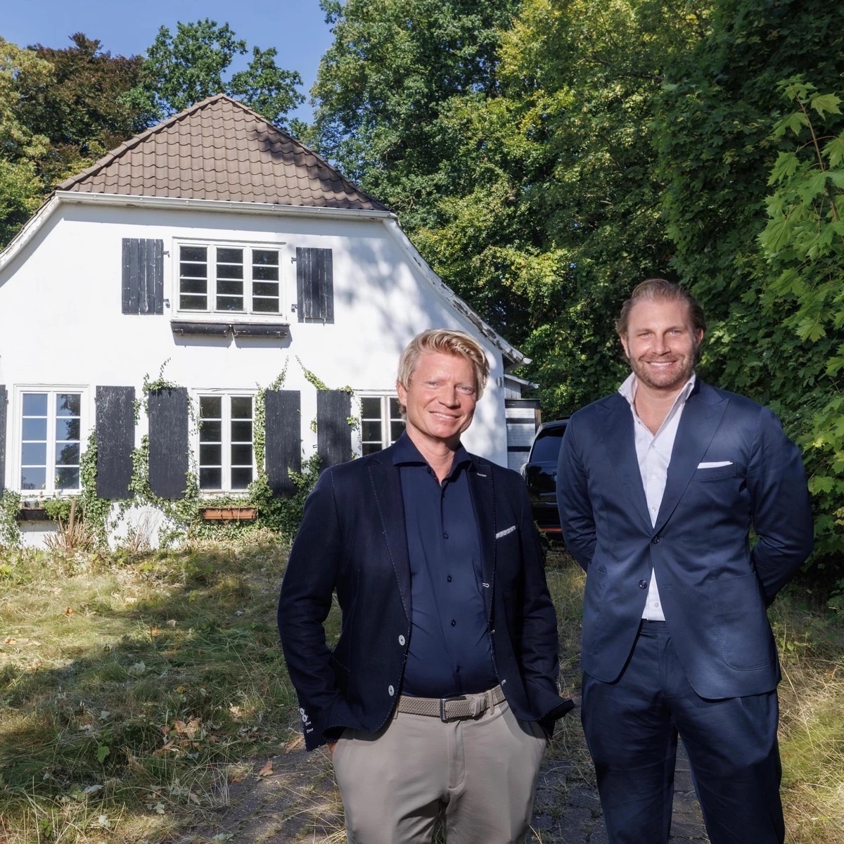 Architekt Jan Siemer und Makler Christian von Järten auf dem Grundstück an der Elbchaussee